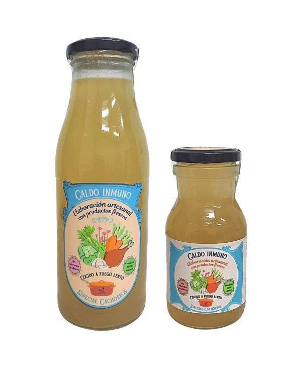 Two bottles of Caldo Inmuno on a white background